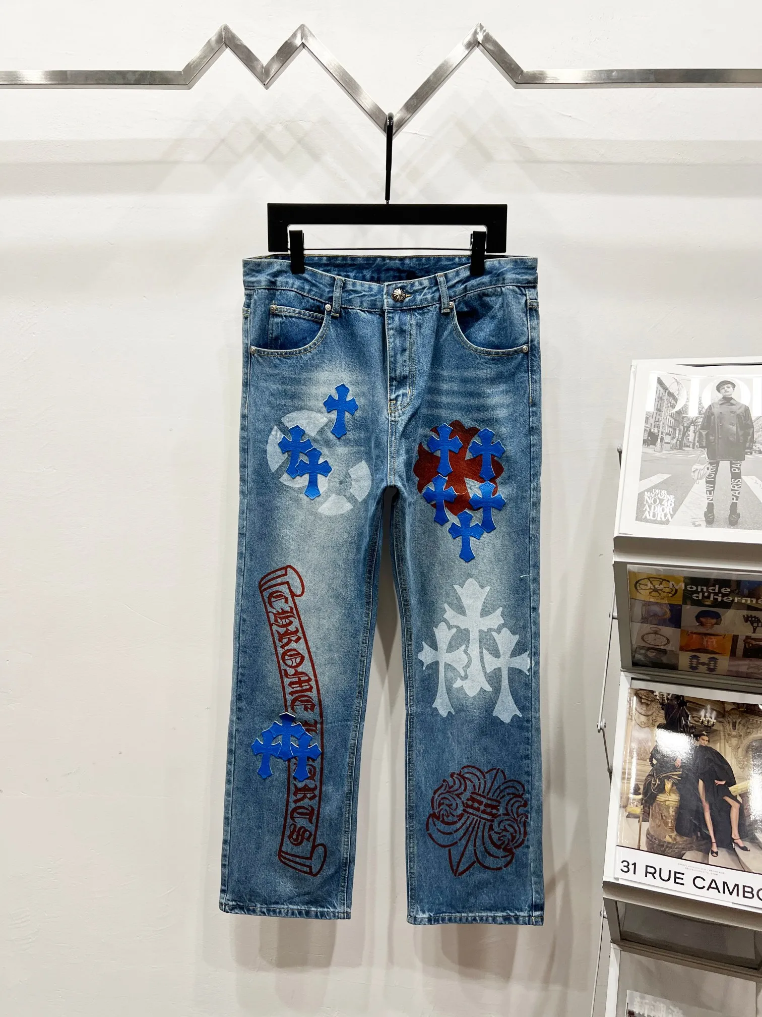 P250 Style Number: (K1020) Chrome Hearts Chrome Hearts high-end limited edition jeans exude uninhibited personality and unique charm. Every wear and tear is carefully designed to present a unique artistic feel. Made of imported denim fabric, which has undergone heavy industrial washing and destruction treatment, the trousers show a super cool effect on the upper body, allowing you to dominate the fashion stage.  This is more than just a pair of jeans, it is an expression of attitude. With its unique design concept and ultimate pursuit of details, Croxin breaks traditional boundaries and defines the jeans trend in the new era. The trousers are made of double-layer woven fabric and matched with customized hardware, showing an incomparably beautiful and unique style, making every wearer the focus of fashion. Imported denim fabric, super heavy-duty washed and damaged, the upper body is super cool! Customized hardware, incomparably good-looking model. The production process is difficult. It has a high-street feel. Color: blue Size: S M L XL